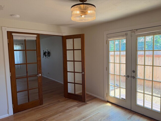 Building Photo - Updated 3-bedroom, 2-bathroom house in desirable Thurston neighborhood!