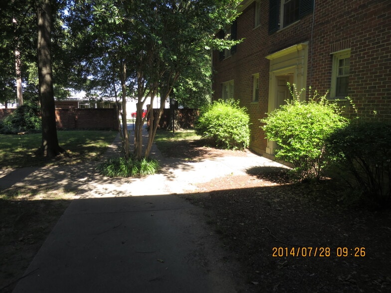 Building Photo - 1023 Scott St