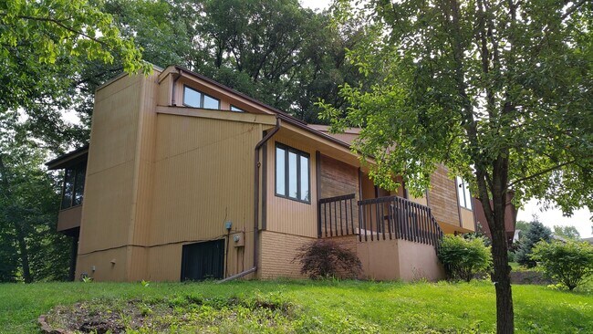 Building Photo - Spacious Four Bedroom House in NE Iowa City Neighborhood