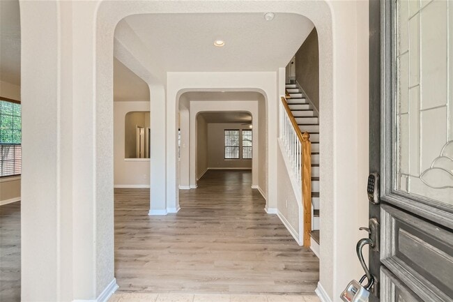 Building Photo - $500 off the first FULL month's rent