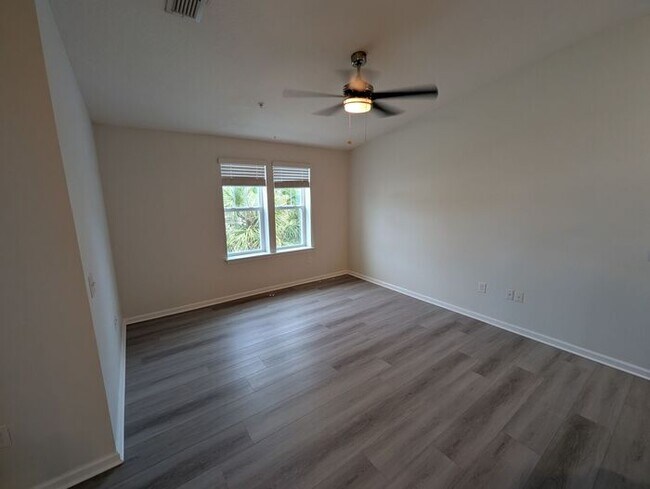 Building Photo - Stunning Townhome off SR 16 on Sebatian Cove