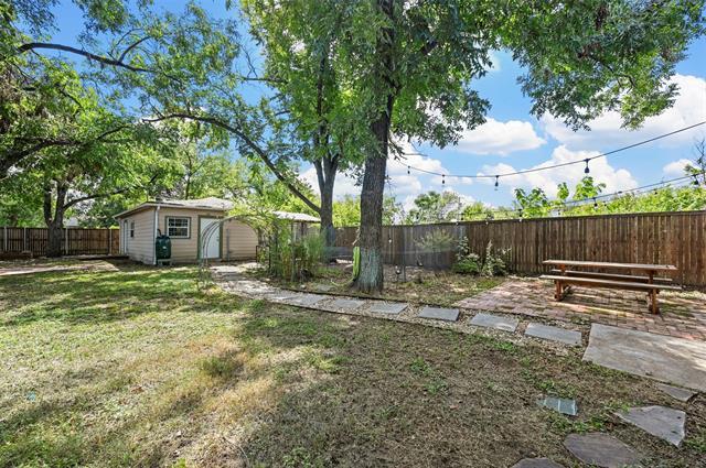 Building Photo - 420 E 9th St