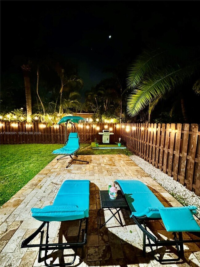 Building Photo - 9240 Byron Ave