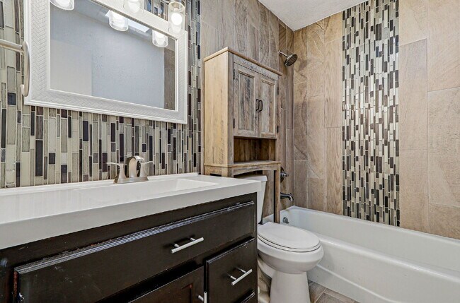 Building Photo - 3 bed 2 bath house with a studio
