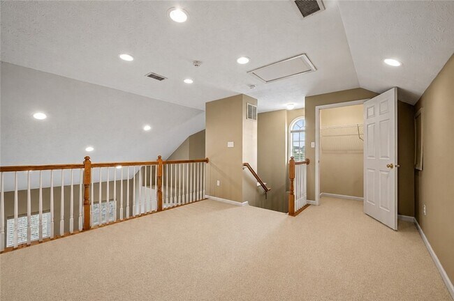 Building Photo - 208 Village Pl
