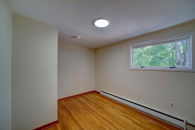 Building Photo - 3 Bedroom Apartment in Burlington VT Avail...