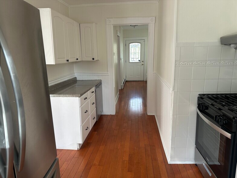 Building Photo - 10 Clinton St