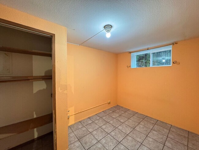 Building Photo - Beautiful Wedgwood Home with Flexible Living + 2nd Kitchen