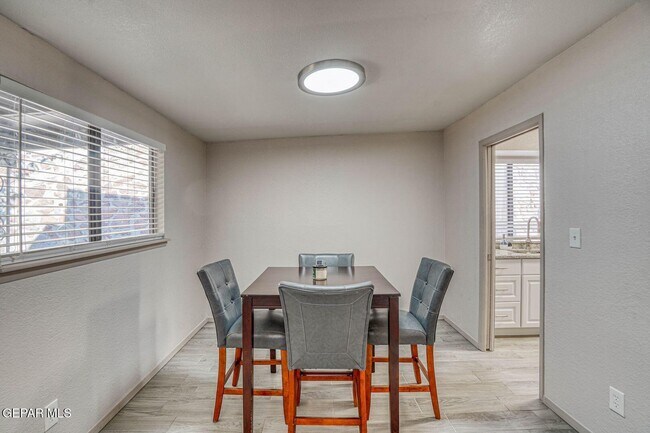 Building Photo - 311 Zenith Dr