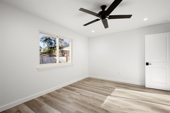 Building Photo - 9717 Anderson Village Dr