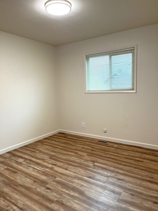 Building Photo - Fairhaven Recently Updated 2 Bedroom Duplex