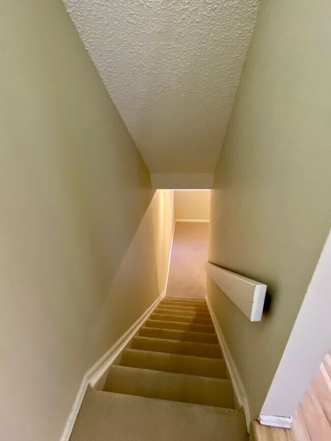 Building Photo - Sunlit and Stylish 3 Bedroom Townhouse by Wonderland Lake