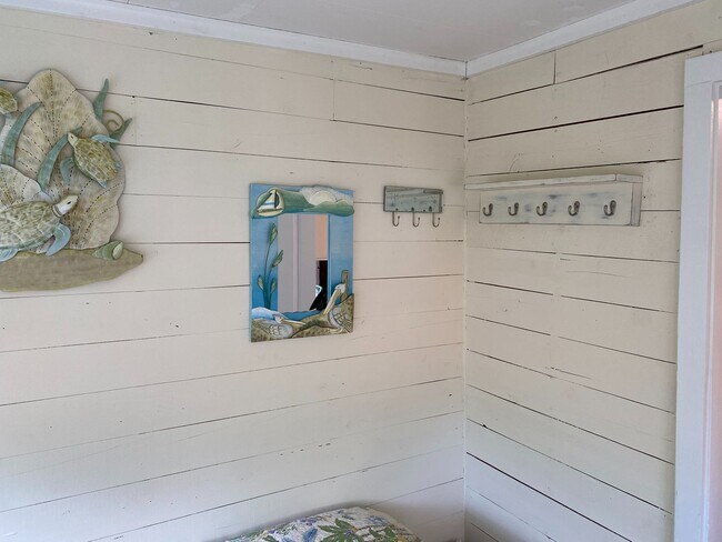 Building Photo - Nokomis Beachy Bungalow (Off Season)