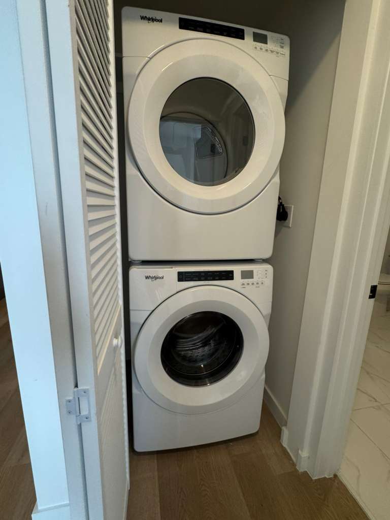 Building Photo - 112 SE 2nd Ave