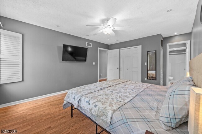 Building Photo - 161 River Dr