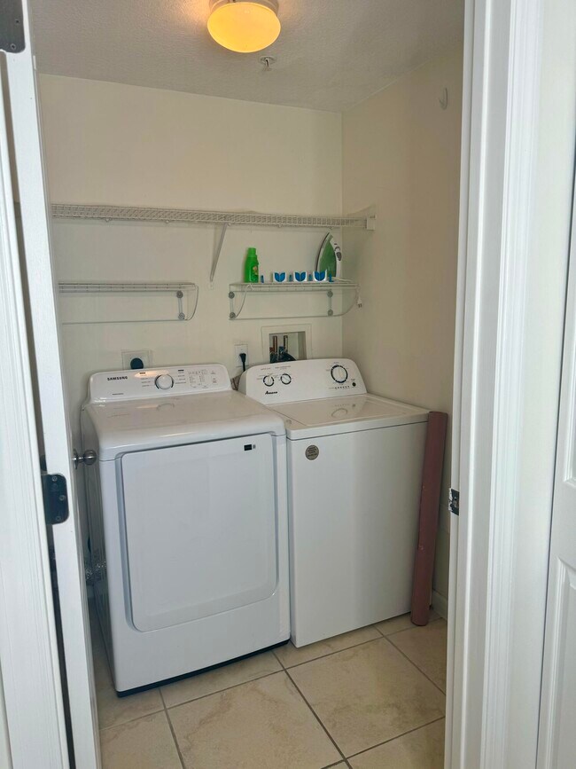 Building Photo - 3210 Myrtlewood Cir E