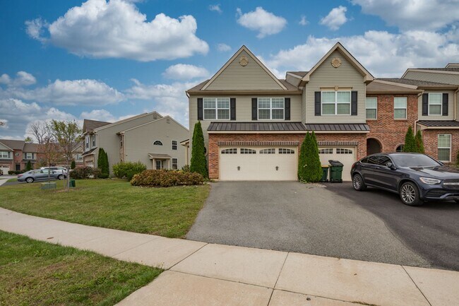 Building Photo - 3 bedroom Townhouse
