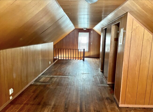 Building Photo - AVAILABLE NOW. 2 bed/1 bath SINGLE FAMILY HOME with fenced yard!