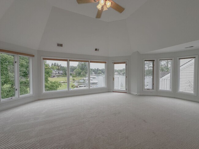 Building Photo - Lakeside Living!