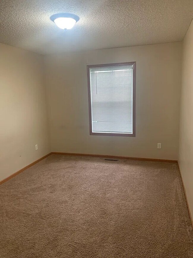 Building Photo - Beautiful Colonial 3 Bedroom Townhome in W...