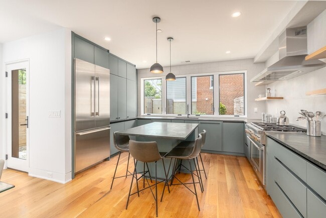 Building Photo - 103 17th St SE