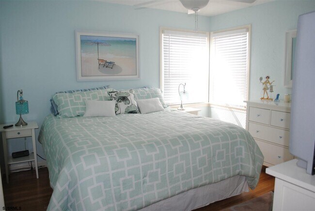 Building Photo - 110 N Gladstone Ave