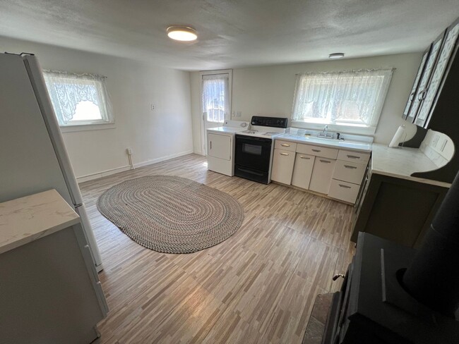 Building Photo - 2 Bed 1 Bath Newly Remodeled Home w/ Fence...