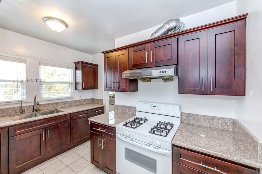 Building Photo - 1308 S Van Ness Ave