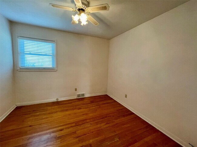 Building Photo - 328 Chestnut Ln