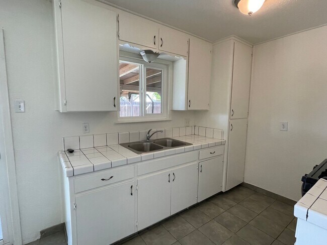 Building Photo - 4 Bedroom 2 Bath Ranch Style Home in Lemoore