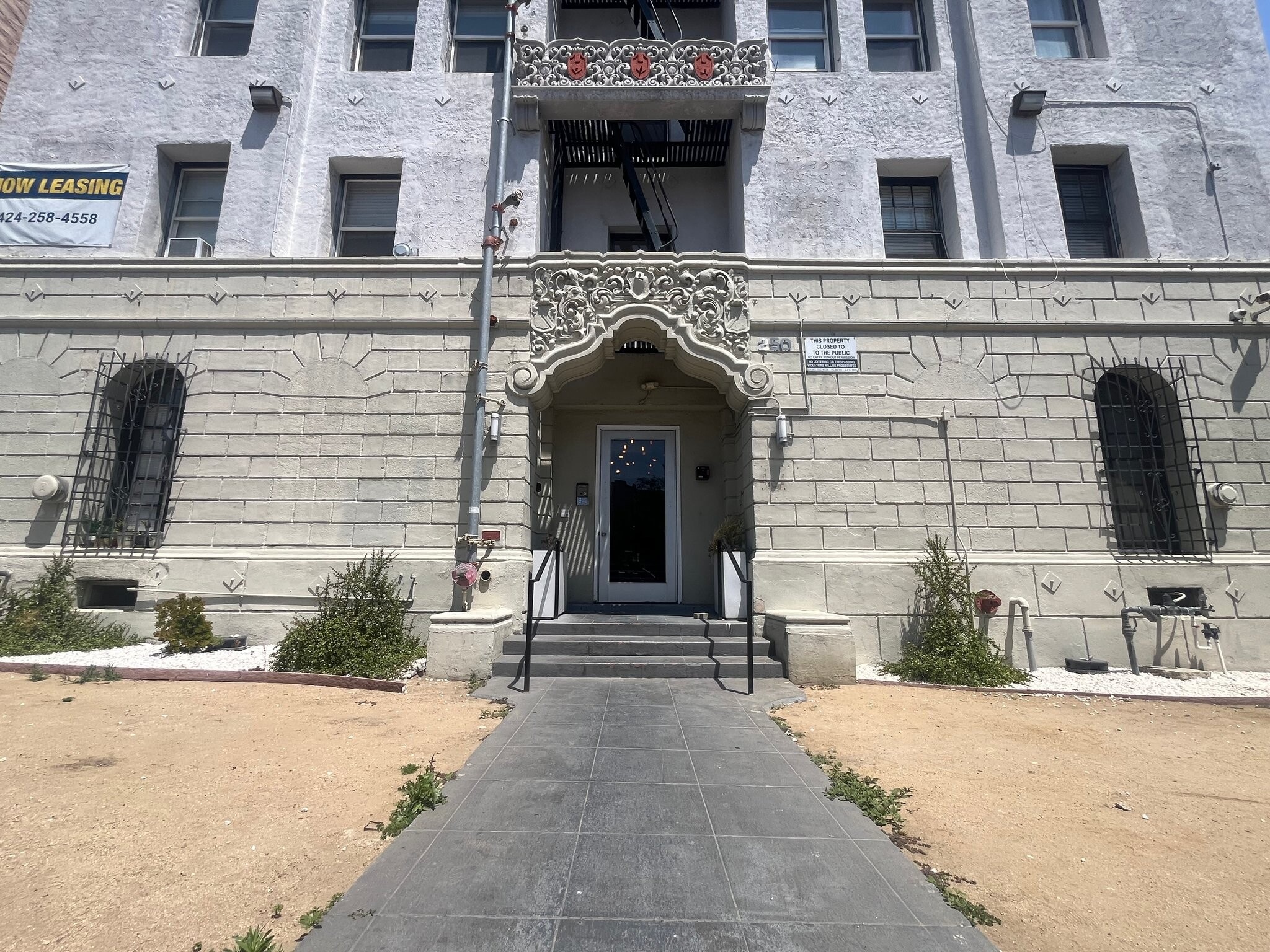 Building Photo - 250 S Kenmore Ave