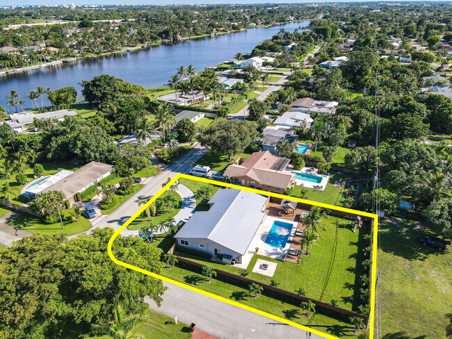 Building Photo - 7101 W Lake Dr