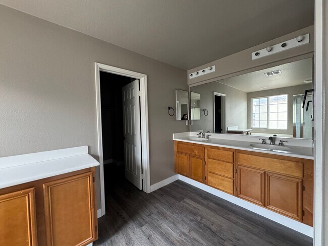 Building Photo - 5 Bedroom 3.5 Bathroom Home in Willowalk Community