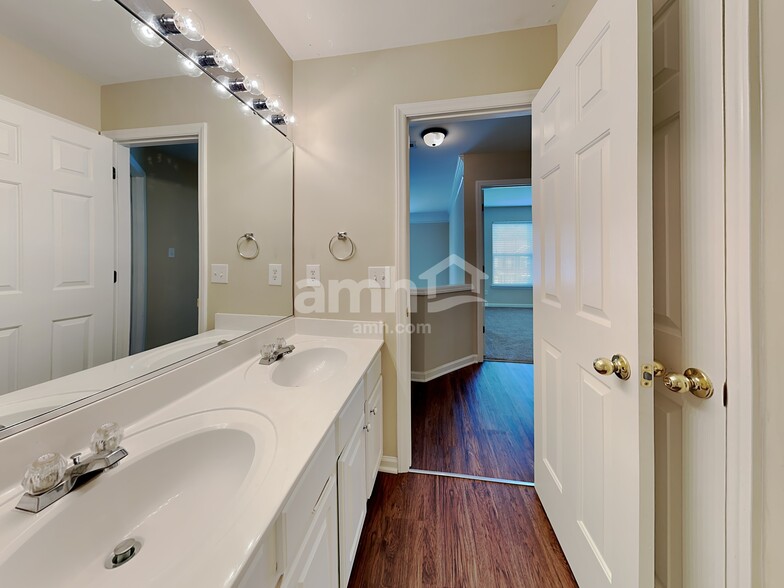 Building Photo - 4388 Kelso Dr