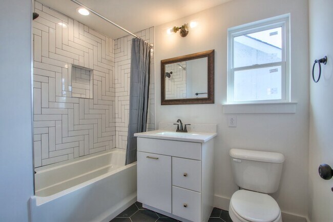 Building Photo - 904 Burchwood Ave