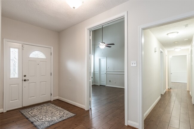 Building Photo - 910 Fleetwood Pl Dr