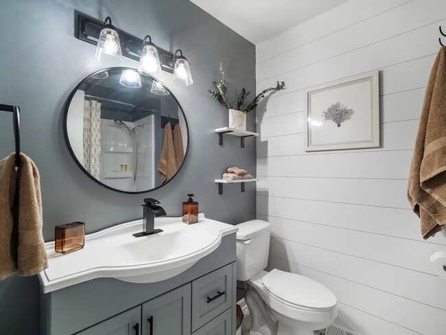 Building Photo - 670 Treeside Dr