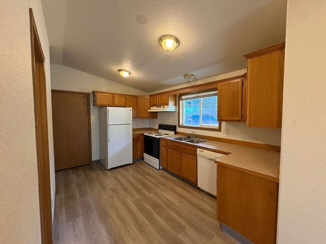 Building Photo - 2 Bedroom 1.5 Bathroom Duplex in Southwest Eugene