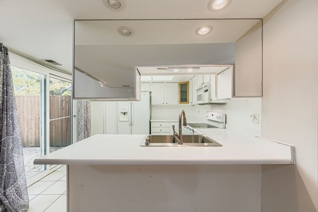 Building Photo - Stylish Townhome with Loft, Fireplace & Ga...