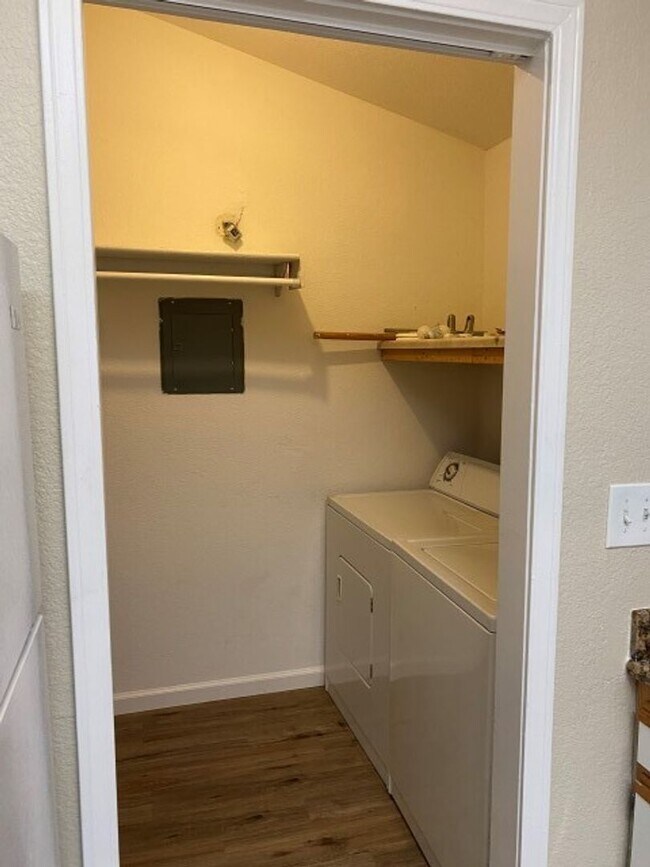 Building Photo - Single story beauty!  2 bedroom, 1.5 bath ...