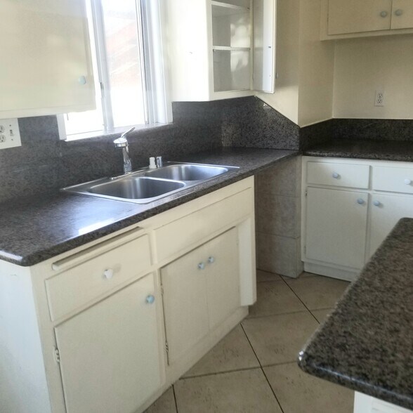 Building Photo - 25612 Oak St