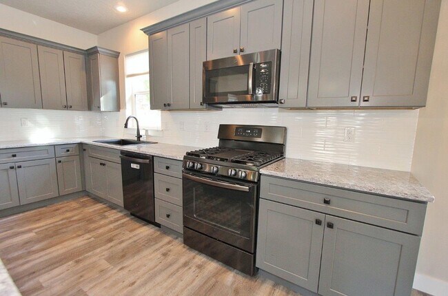 Building Photo - Immaculate North End Home