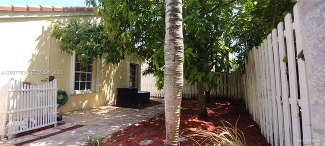 Building Photo - 659 Verona Pl