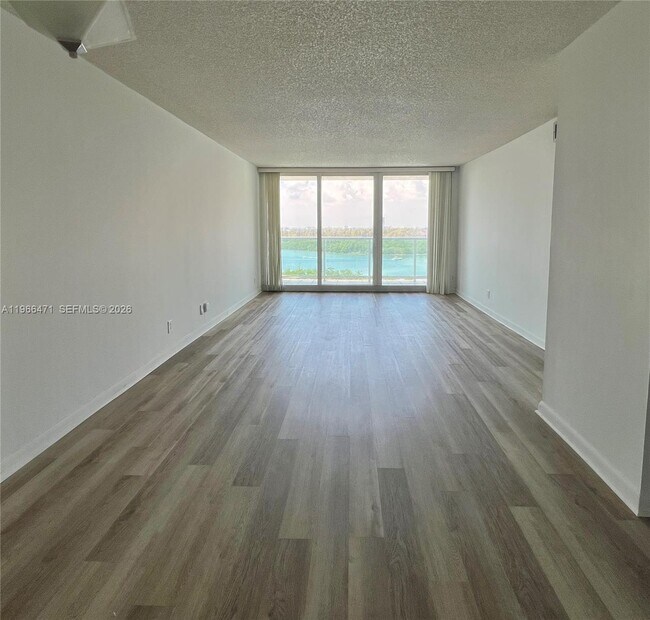 Building Photo - 100 Bayview Dr