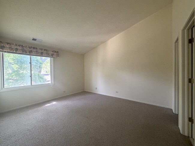 Building Photo - 995 Pine Tree Circle North