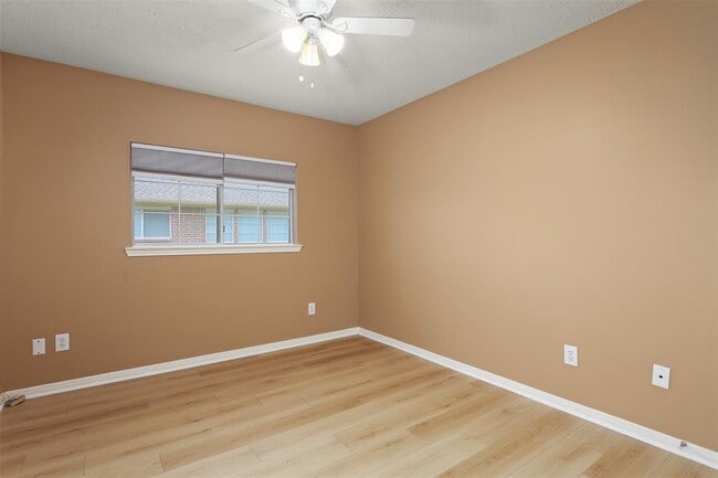 Building Photo - 1602 Village Townhome Dr