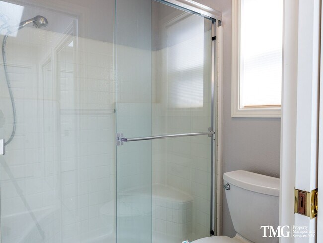 Building Photo - Charming Home Backing to Greenbelt, Near Lacamas Lake and Local Amenities