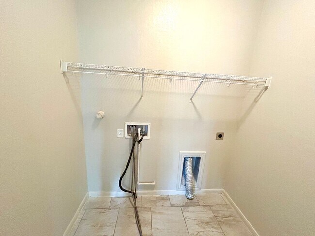 Building Photo - *MOVE IN SPECIAL* Comfort & Convenience – 2-Story Home with Fenced Backyard!