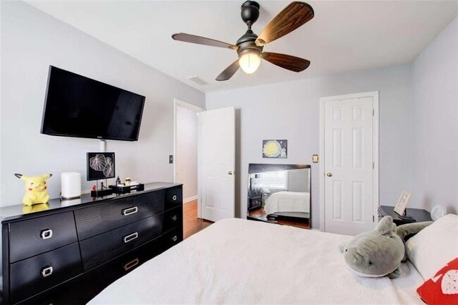 Building Photo - 513 Stepney Ct SE