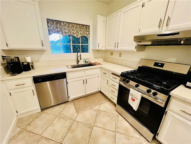 Building Photo - "Charming 2-Bedroom Haven in Santa Ana – Your Ideal Retreat Awaits!"